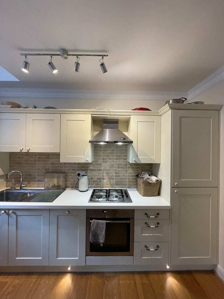 Фото Chic Victorian Flat in Private Estate - Mile End!