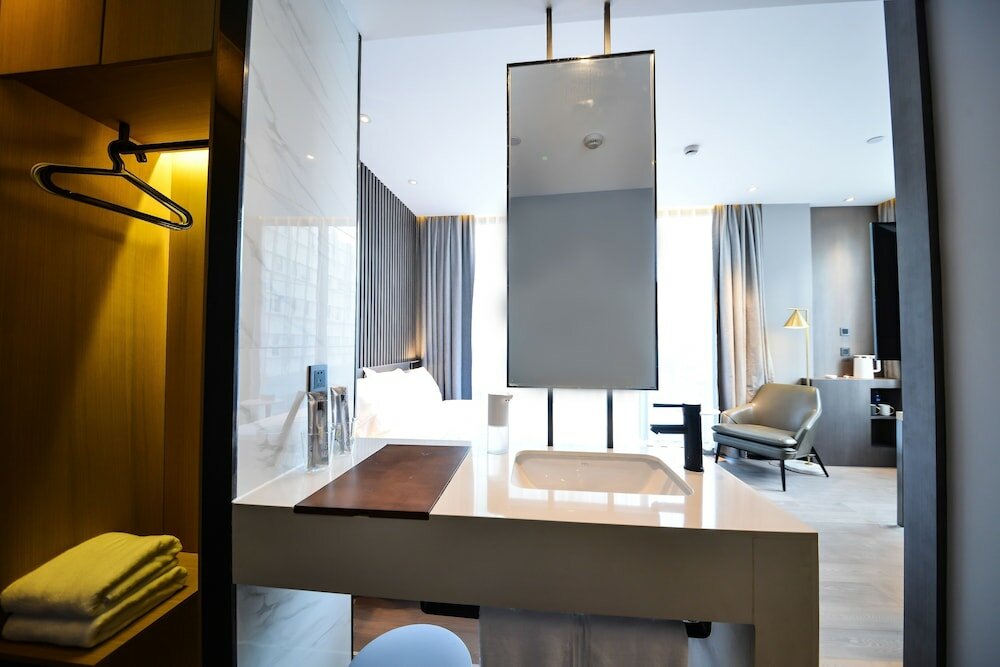 Фото Miju House Gubei-a small white building beside Shanghai oil painting sculpture institute