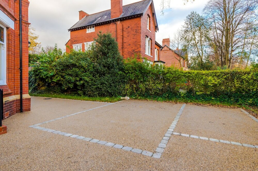 Фото Hilltop Serviced Apartments - Stockport