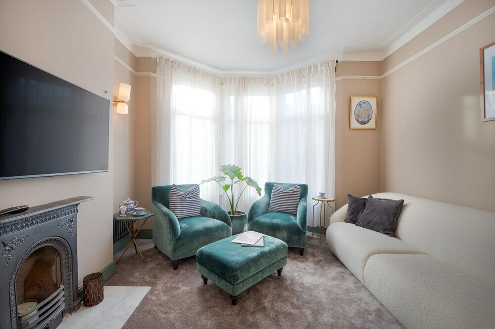 Фото Spacious two Bedroom Maisonette With Private Garden in Balham by Underthedoormat