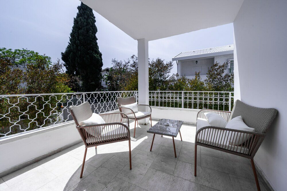 Фото Spacious 4bd House w Pool in Hezliya