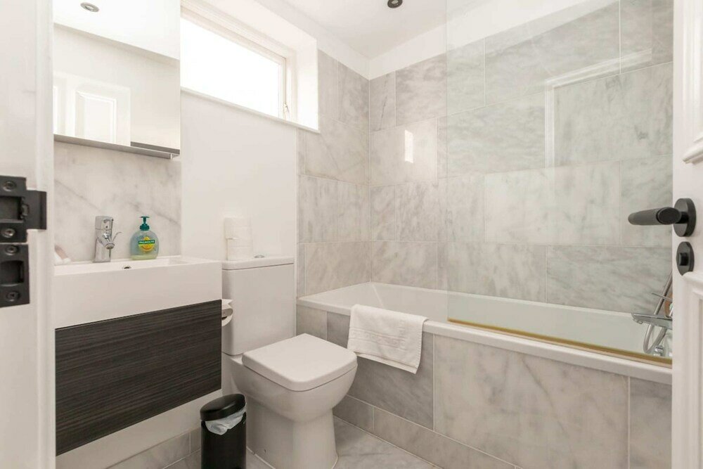 Фото Dazzling Top Floor 1bedroom Flat - Earl's Court!