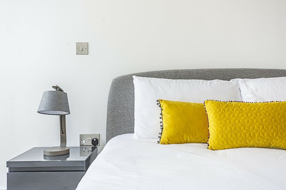 Фото Stunning Brand New Westminster Apartment