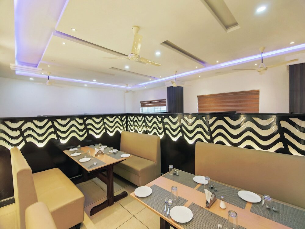 Фото Capital O 35621 Hotel Durga International