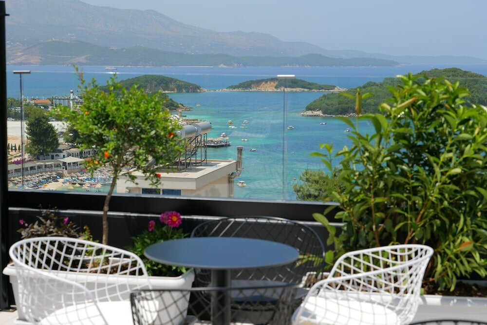 Фото 3 Island Hotel