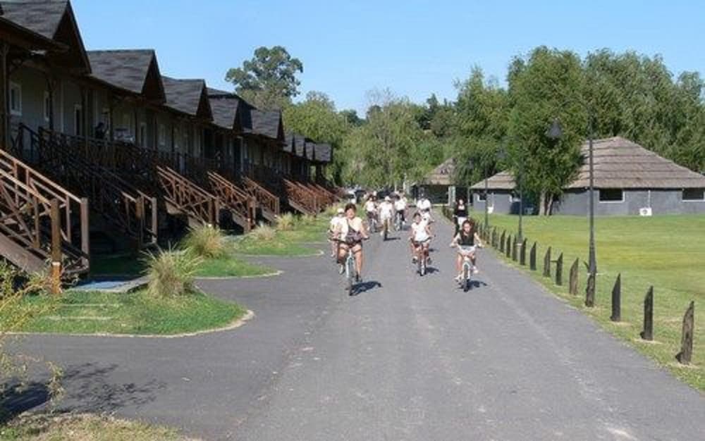 Фото Howard Johnson by Wyndham San Pedro Resort & Marina