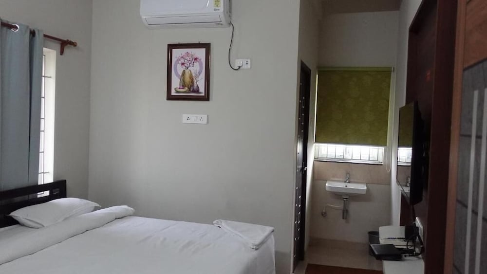Фото Hotel Akshith Inn