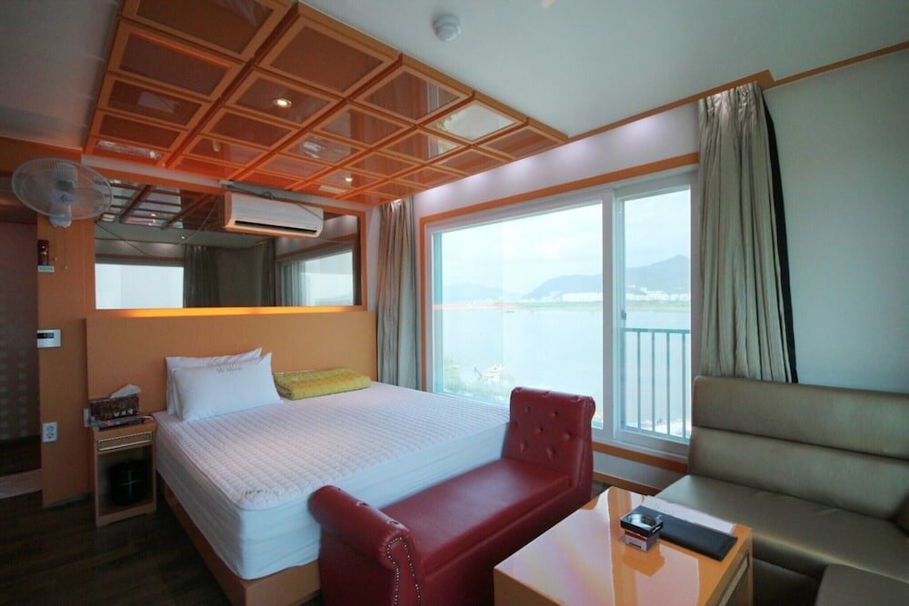 Фото Busan Myeongji W