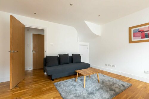 Гостиница Spaciously Renovated 2bd Flat - Camden в Лондоне