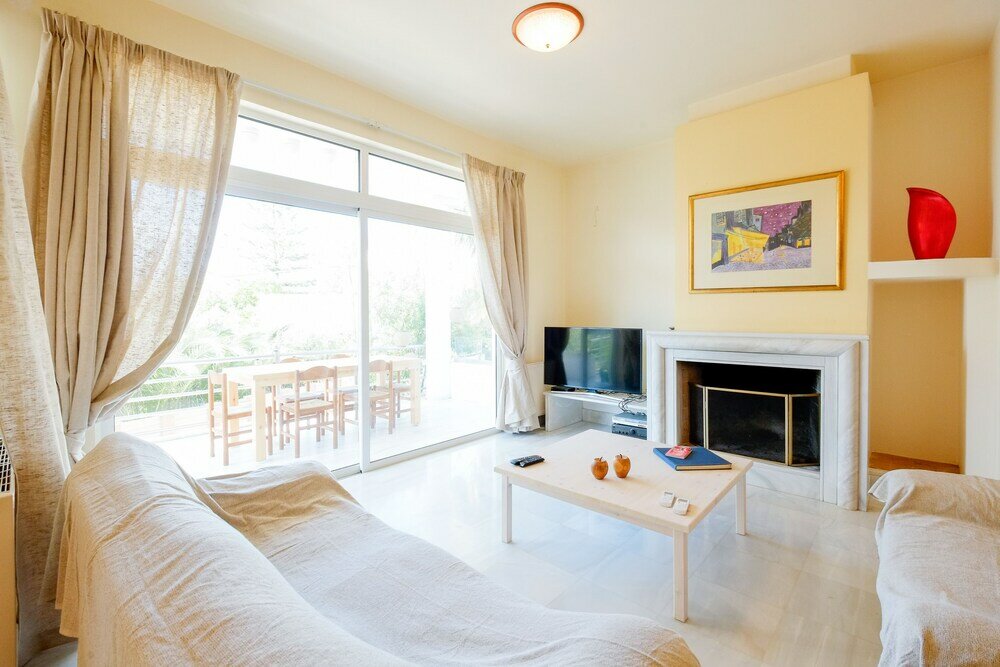 Фото Steps to the beach family Home in Agioi Apostoloi