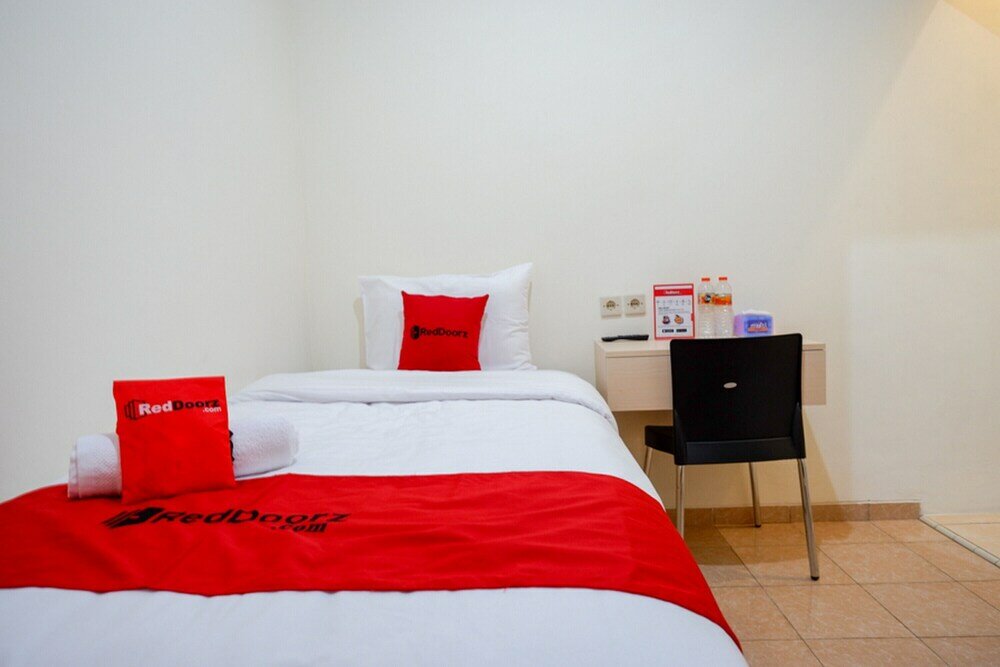 Фото RedDoorz near Alun Alun Kudus 2