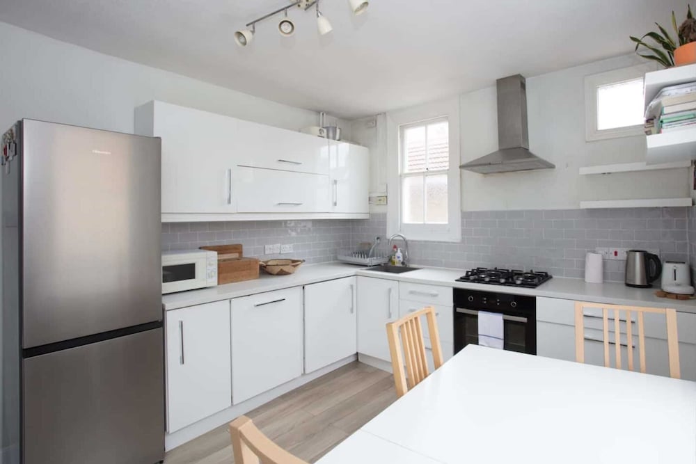 Фото Bright and Airy 3 Bedroom Maisonette in South London