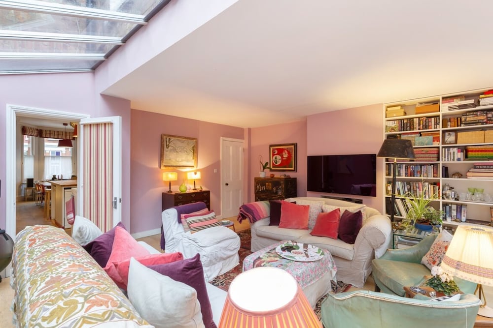 Фото Lovely 4 Bedroom House near Portobello