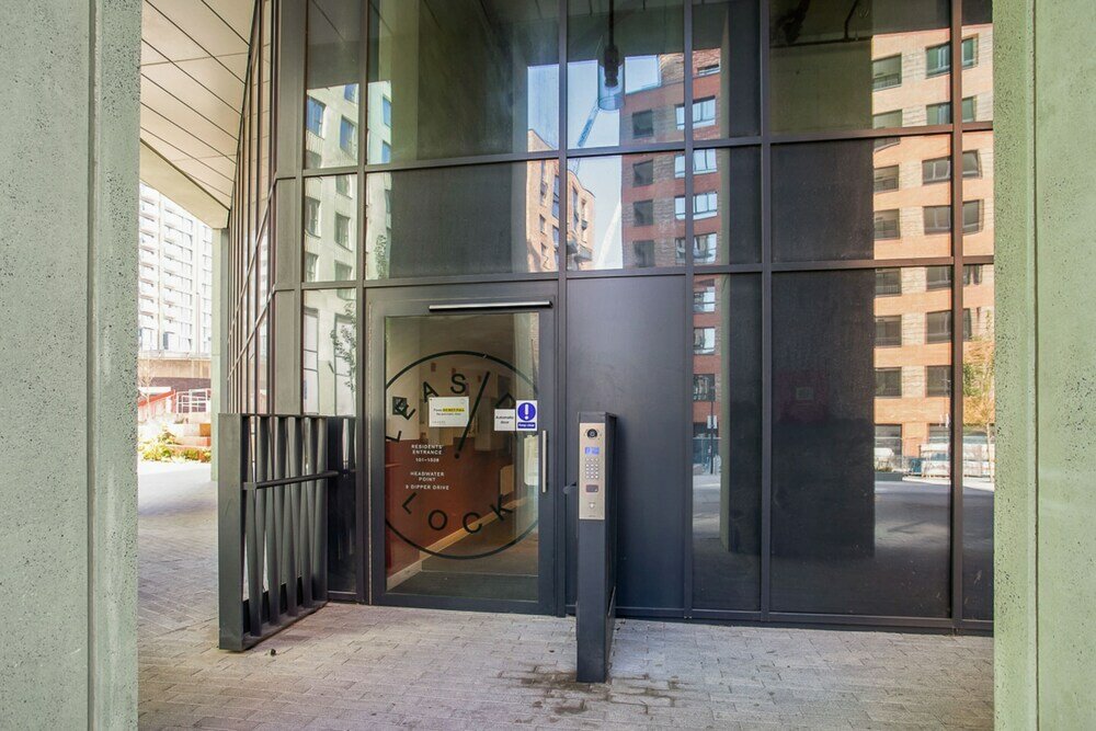 Фото Sleek and Stylish Studio Apartment