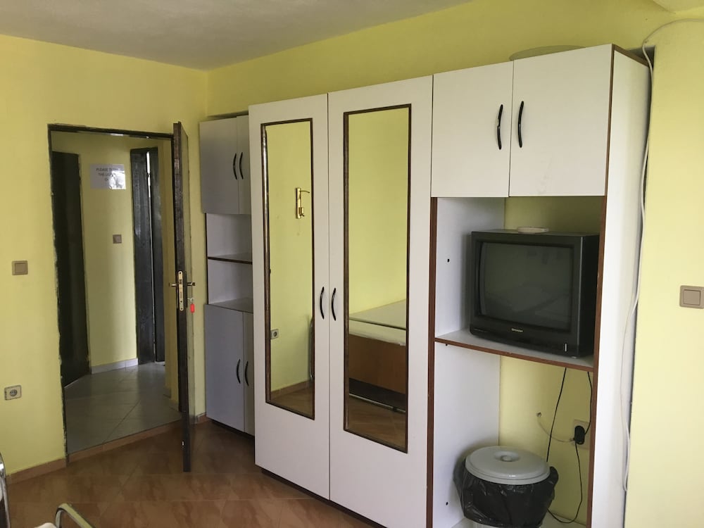 Фото Hair of the Dog Hostel