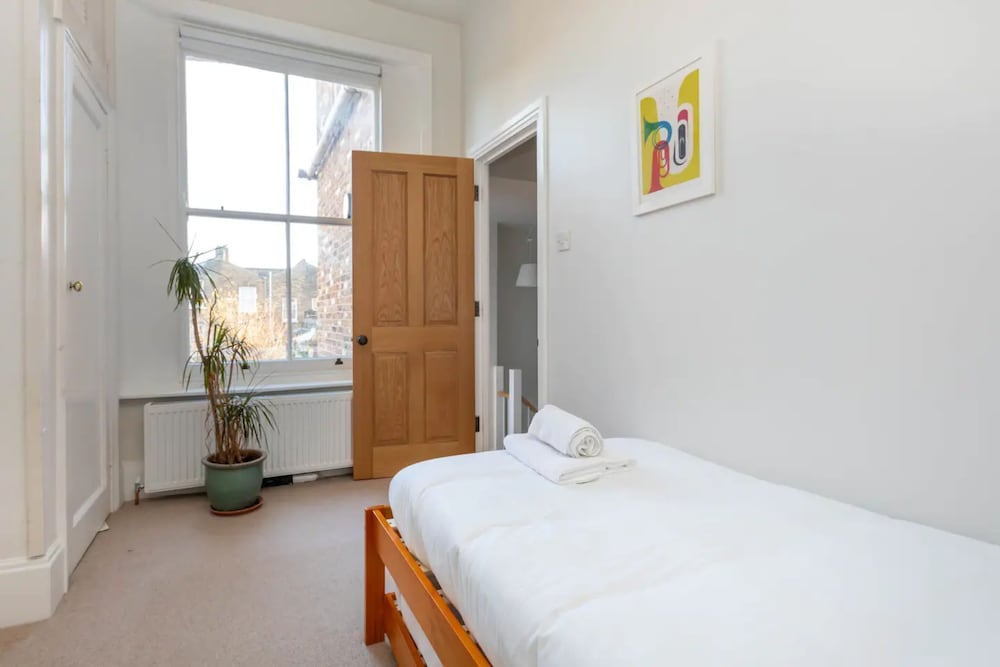 Фото Spacious and Bright 2 Bedroom Flat in Kentish Town