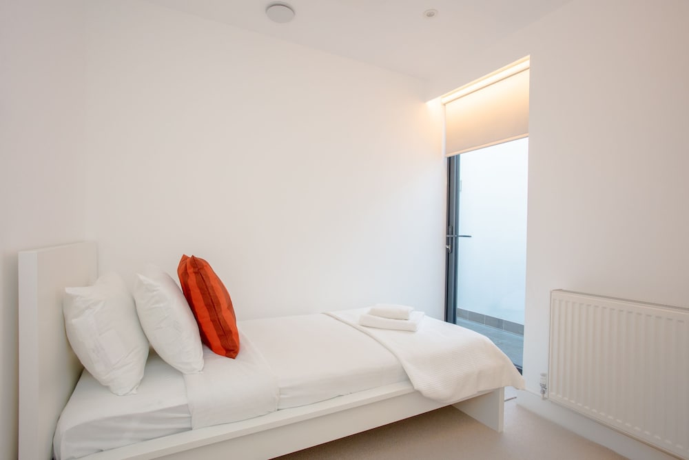 Фото Newly Refurbished Modern 3 Bedroom Apartment in Affluent Fulham