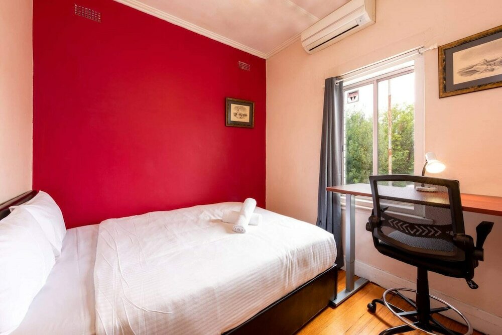 Фото 3 Bedroom Unit in the Heart of Beautiful Northcote