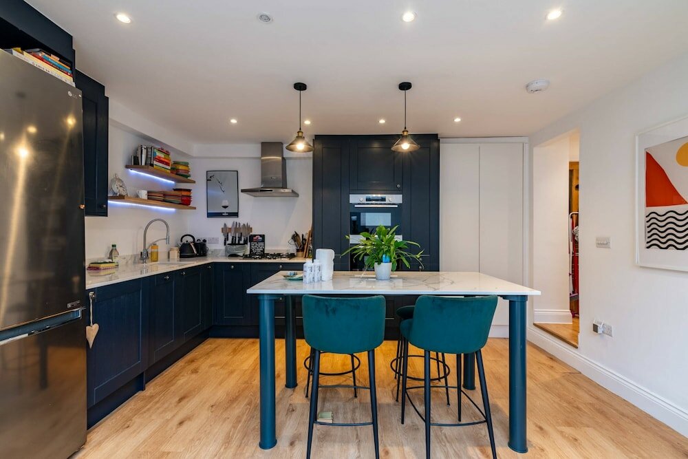 Фото Beautiful Two Bed Abode In South West London