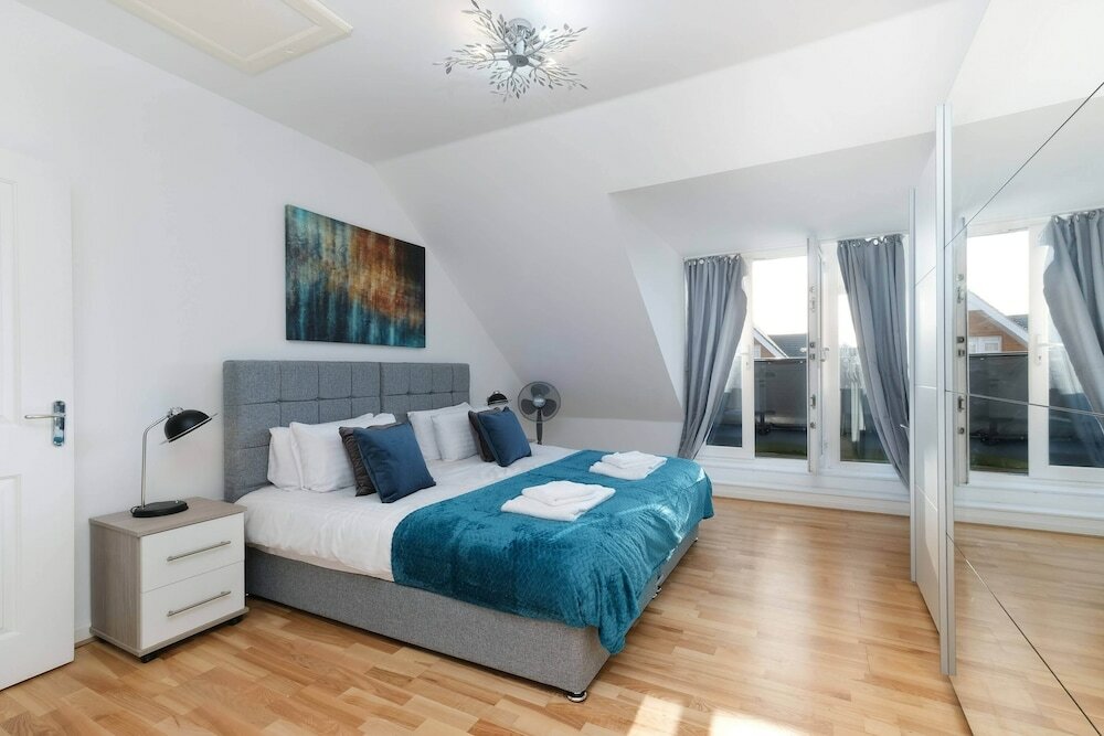 Фото Lindsey Serviced 4 Bedroom 2 Bath house