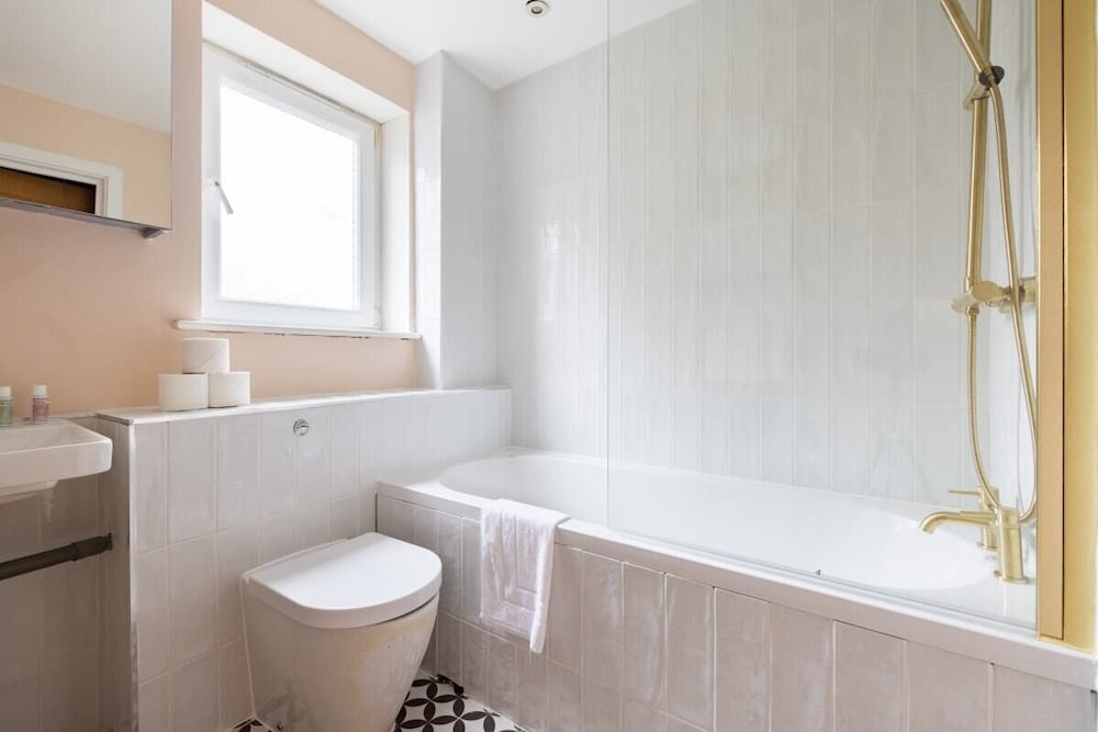 Фото The Walworth Hideout - Elegant 2bdr Flat