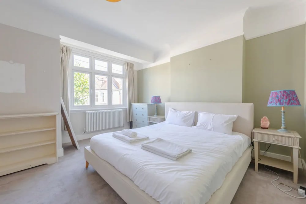 Фото Charming 4bd House With Private Garden - Tooting
