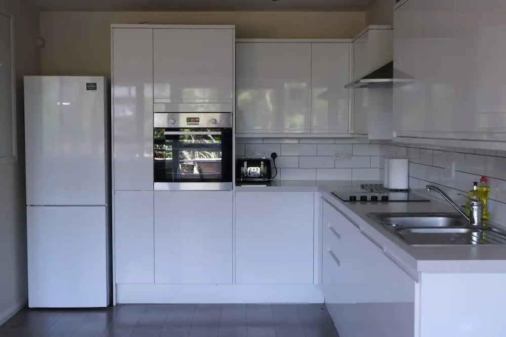 Фото Spacious 3 Bedroom Apartment in Battersea With Terrace