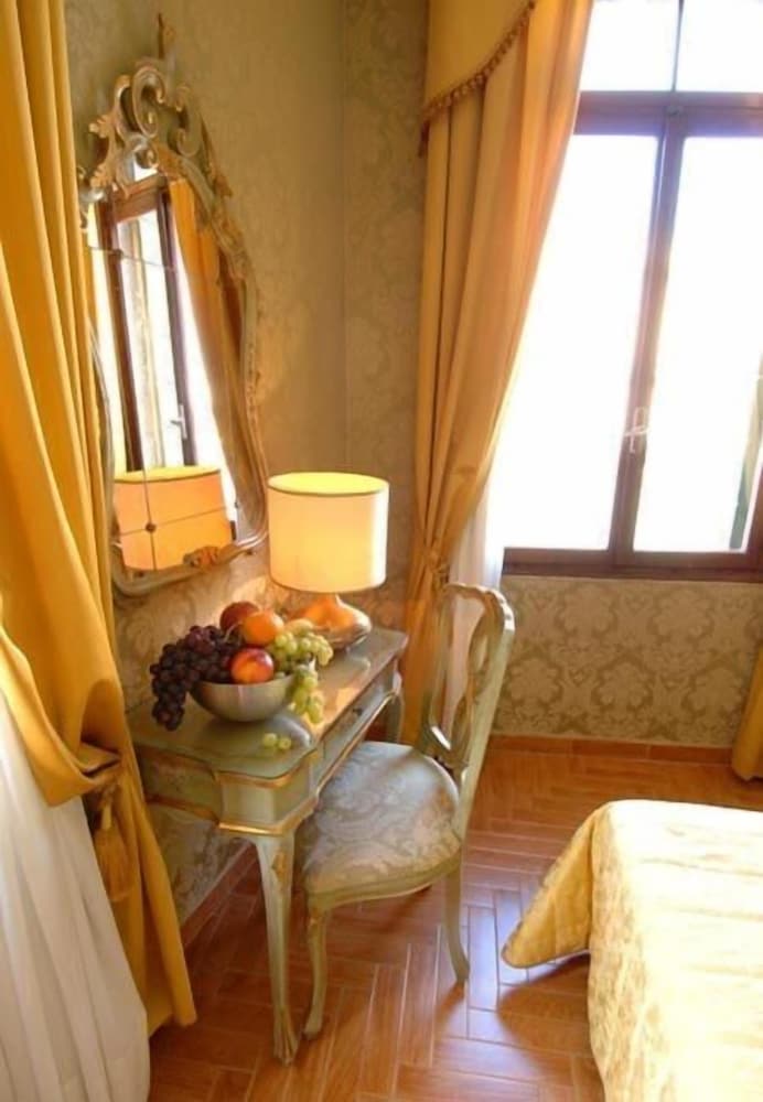 Фото Hotel Canal