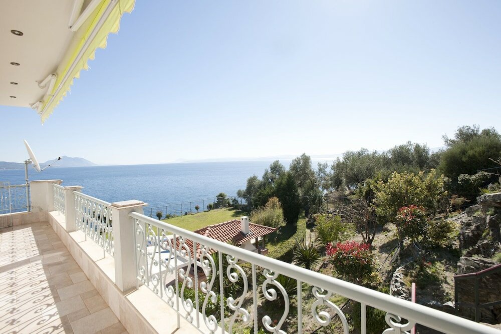 Фото Spacious villa at Ilia Edipsou