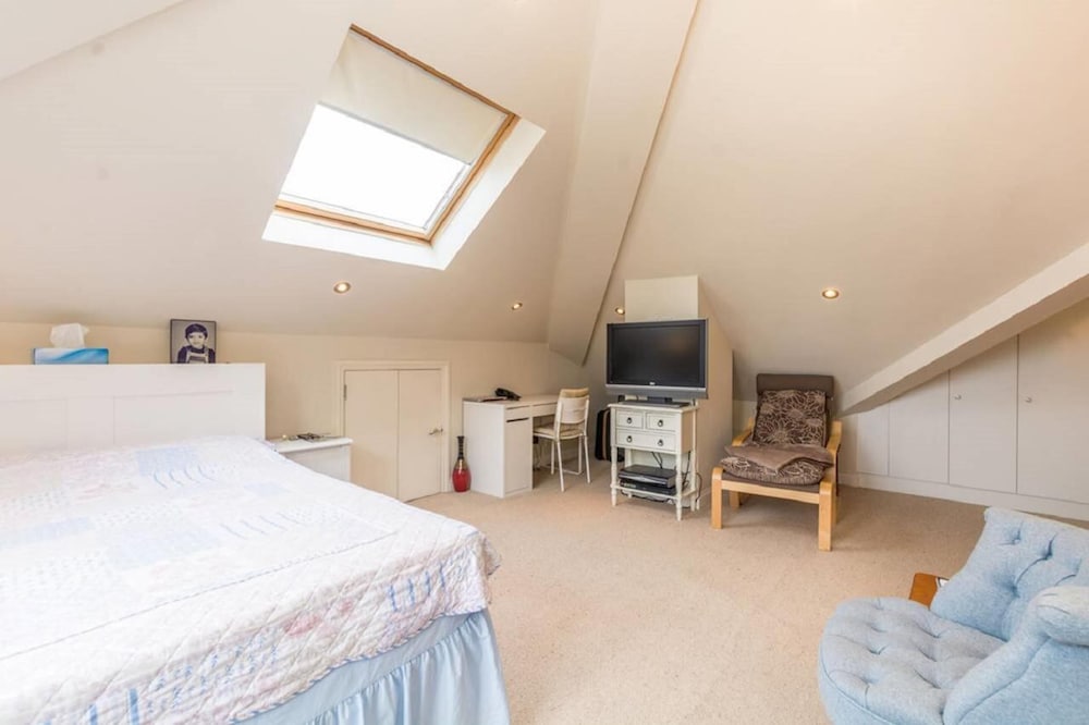 Фото Adorable Studio in Maida Hill