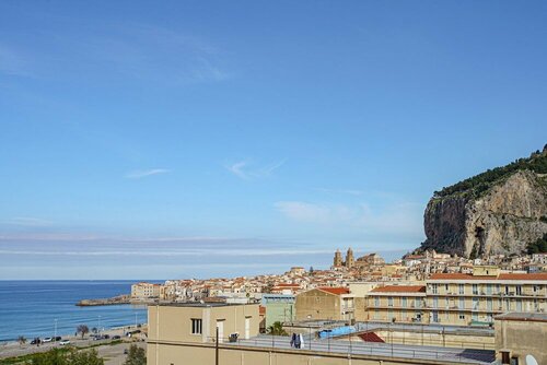 Гостиница Seaview Rooms in the city center by Wonderful Italy в Чефалу