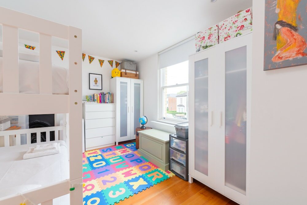 Фото Delightful Family Home With Garden in Balham by Underthedoormat