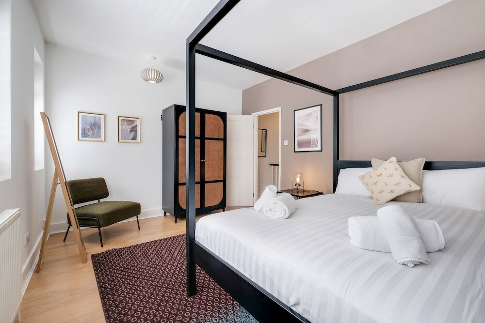 Фото Luxury 3 Bedroom 2 Bathroom House Fulham