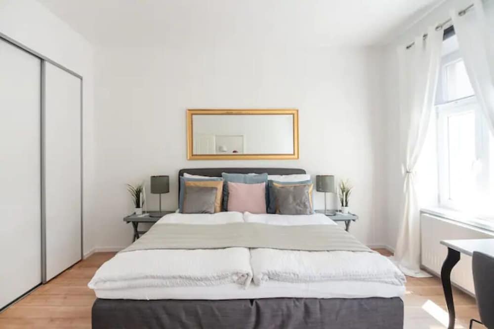 Фото Luxurious and Bright, 5 min walk to city center