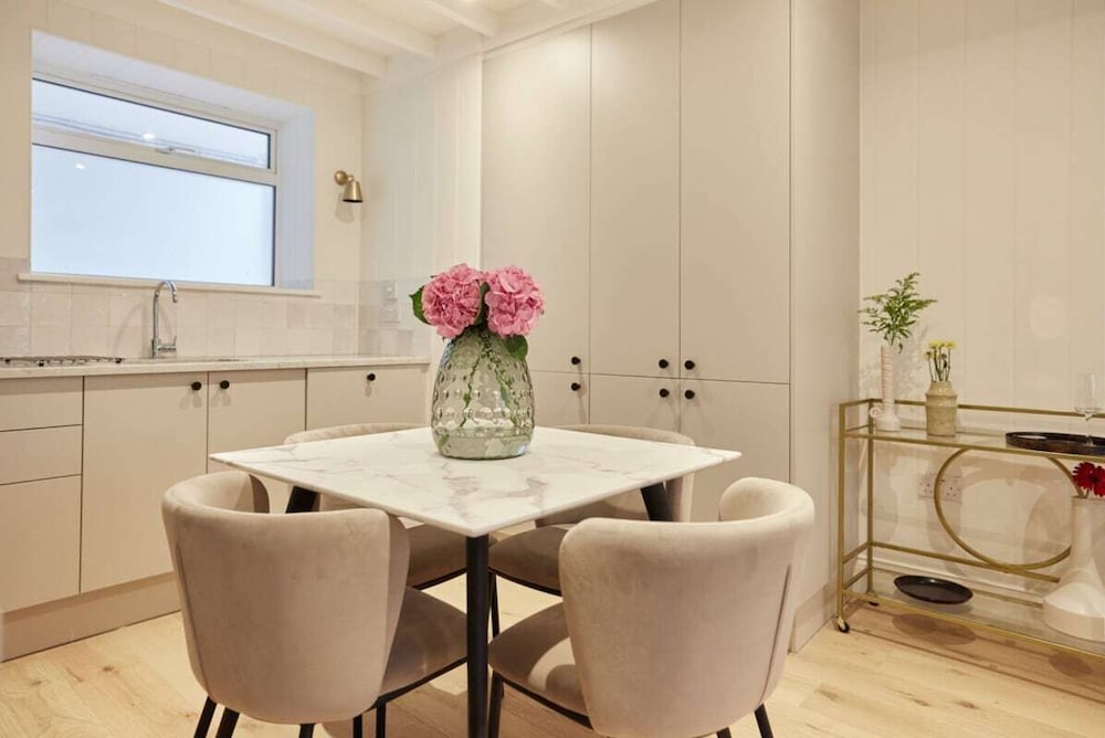 Фото The Fulham Scenery - Dazzling 2bdr Flat With Garden