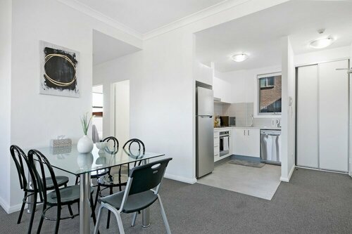 Гостиница Wentworthville 2 Bedrooms Apartment with Free Parking by KozyGuru в Сиднее