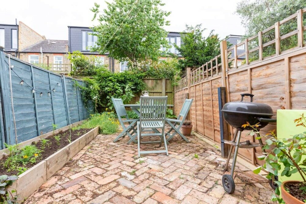 Фото Newly Renovated 2 Bedroom Apartment in Earlsfield With Garden