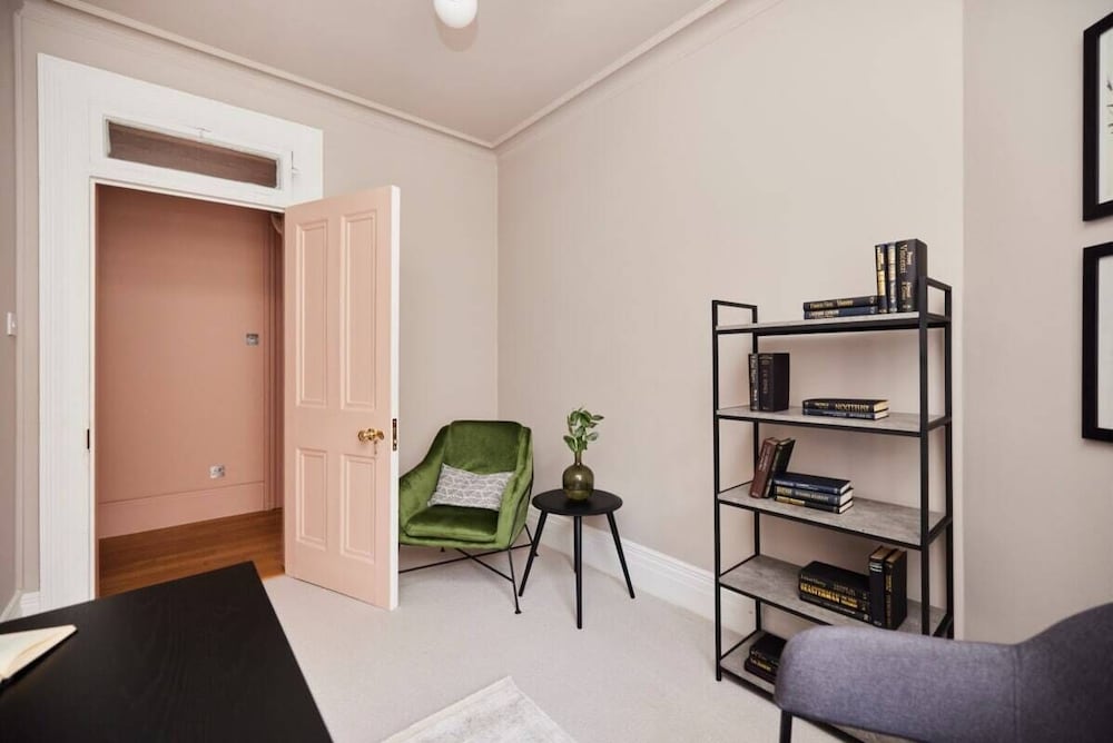 Фото The Hyde Park Mansion Place - Lovely 3bdr Flat