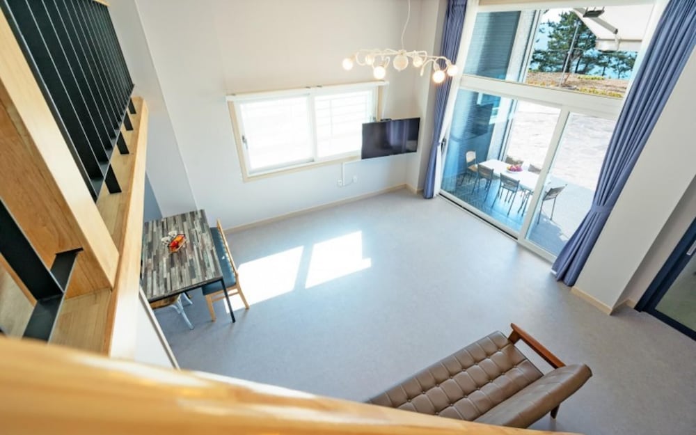 Фото Yeosu Beach Castle Pension