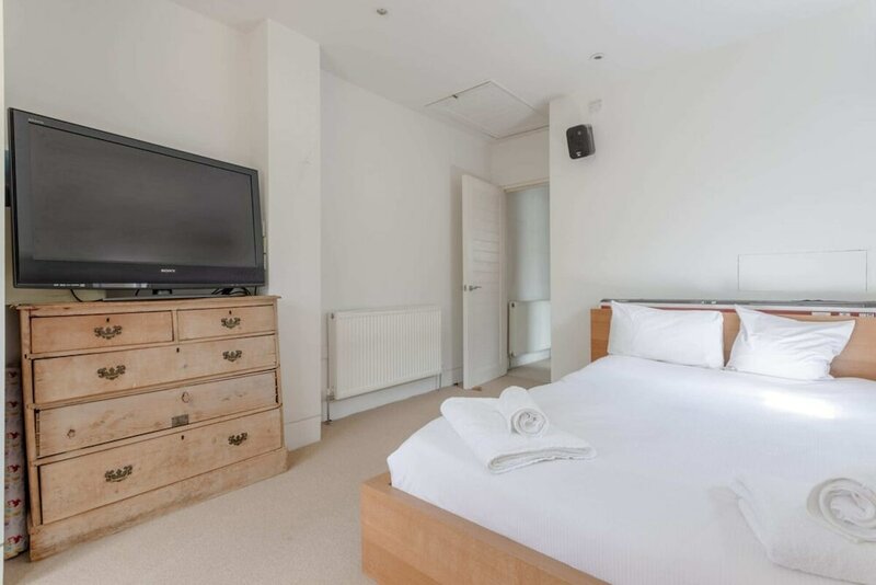 Гостиница Large Modern Maisonette in Southfields в Лондоне