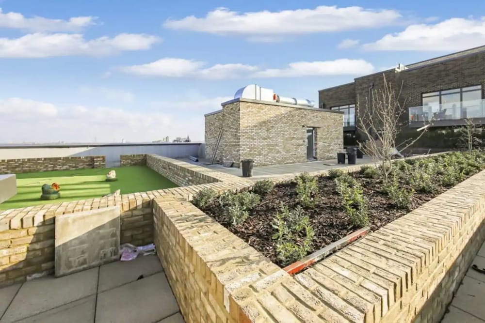 Фото Stylish 1 Bedroom Apartment in Poplar With a Shared Gym