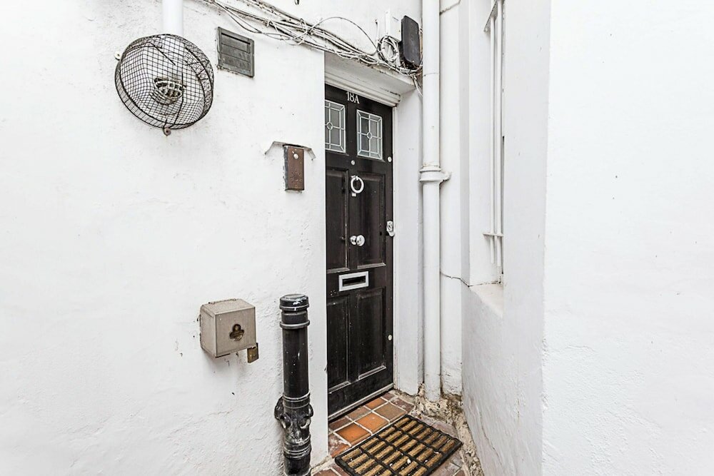 Фото Kensington Retreat With Private Patio