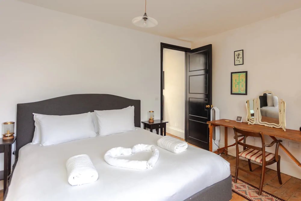 Фото Stunning 2 Bedroom House in Peaceful London Fields