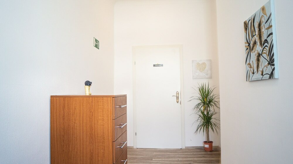 Фото Shared Modern Apartment Schönbrunn - Budget Stylish Room