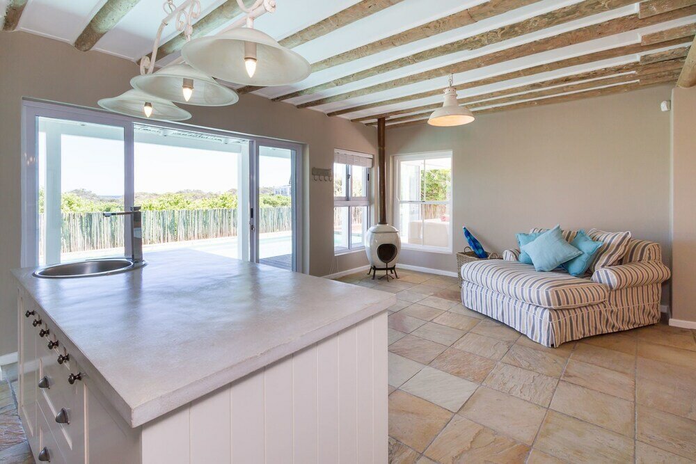 Фото Fin Whale Beach House