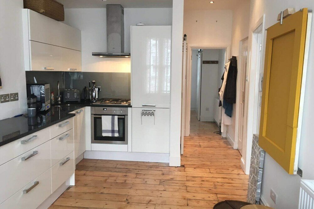 Фото Bright and Modern Bayswater Apartment