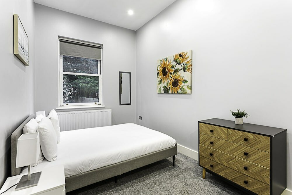 Фото Refurbished St. johns Hill Apartment