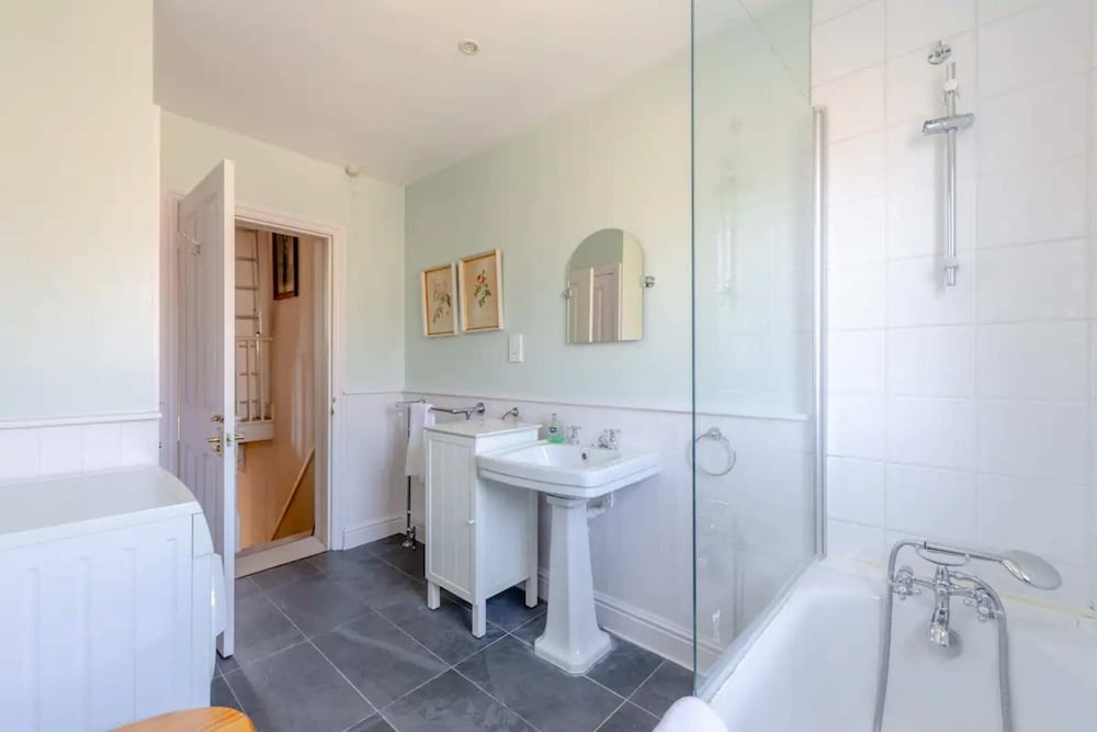 Фото Charming 2 Bedroom Home in West London
