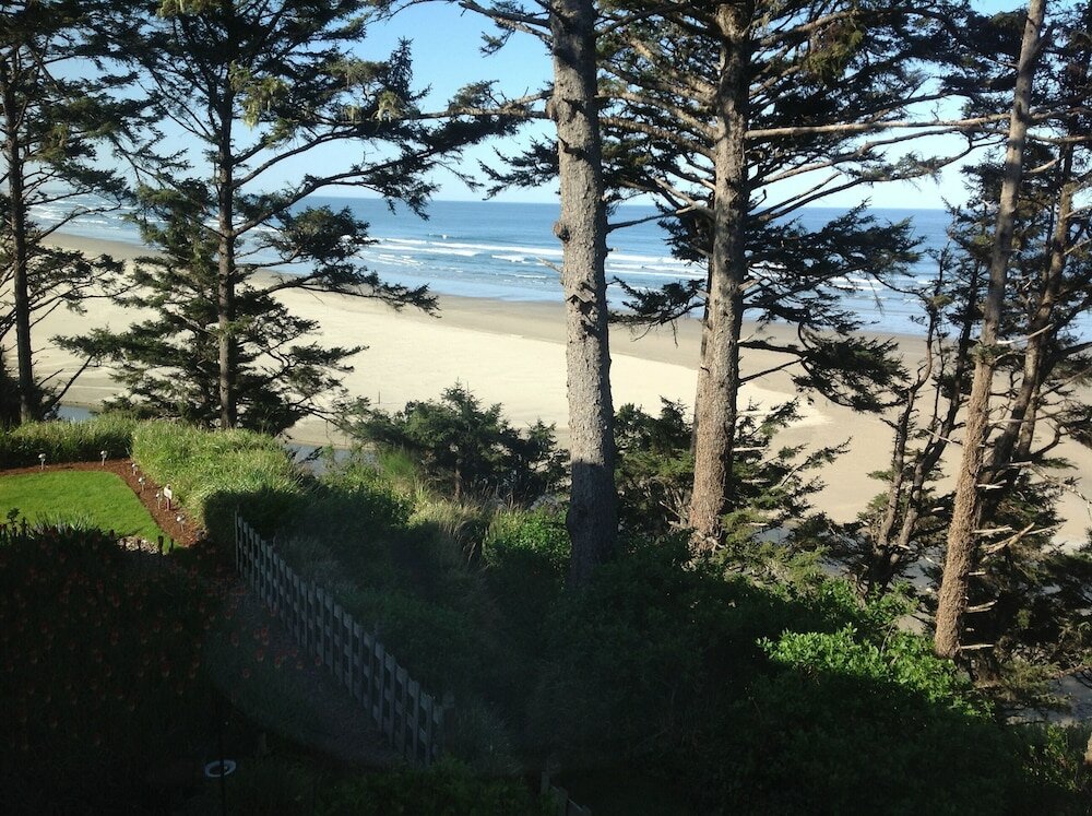 Фото Tyee Lodge Oceanfront B&b