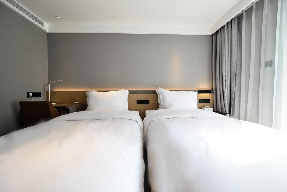 Фото Miju House Gubei-a small white building beside Shanghai oil painting sculpture institute